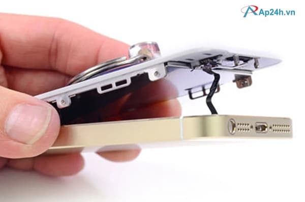 Sửa điện thoại iPhone tại cửa hàng hay trung tâm lớn?