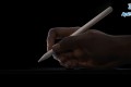 Apple Pencil Pro mới: hỗ trợ cử chỉ bóp, Find My, phản hồi xúc giác