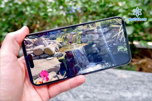 Hình ảnh hiển thị của iPhone 14 Pro Max dưới trời nắng