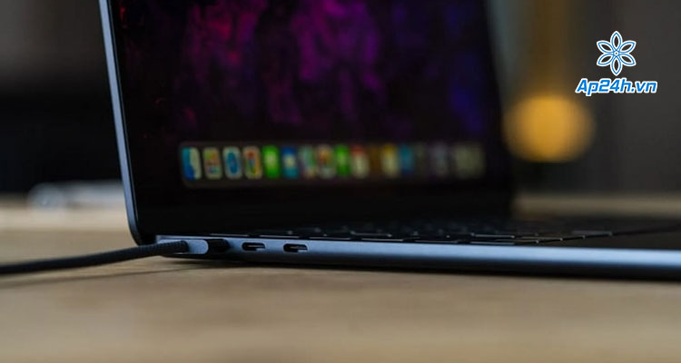 Bên trái là cổng Magsafe 3, 2 cổng ThunderBolt 3