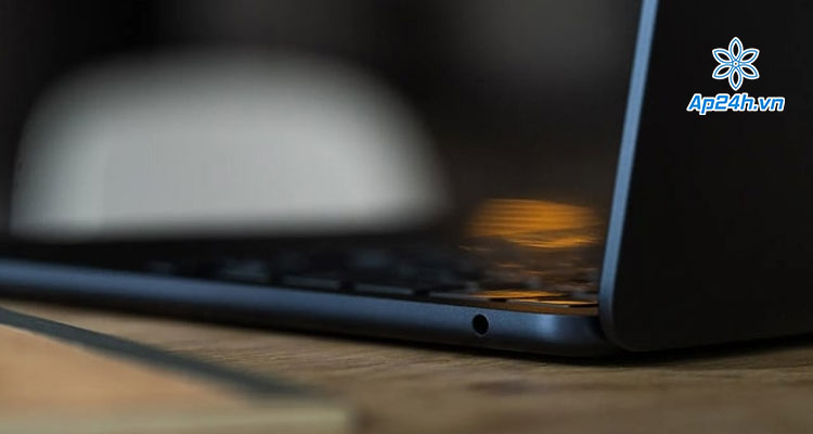 Bên phải là jack 3.5mm
