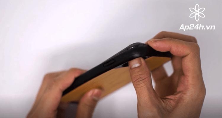 Thảo bỏ ốp lưng iPhone
