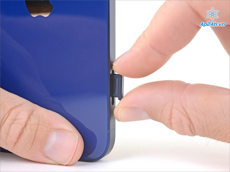 iPhone 14 sẽ tiếp tục loại bỏ các khay SIM trong tương lai