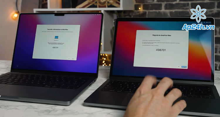  Màn hình 2 MacBook hiện 2 mã số giống nhau