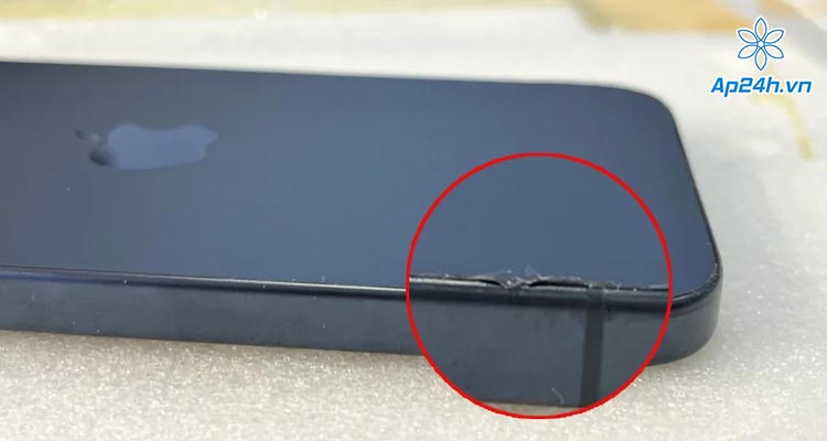  Hình ảnh iPhone 15 Pro bị bong keo