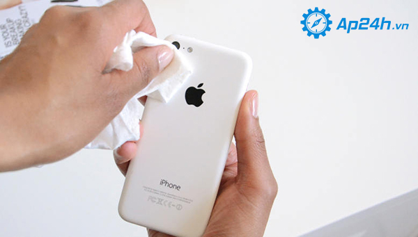 Ống kính camera iPhone dính bẩn có thể ảnh hưởng đến việc thu nạp hình ảnh