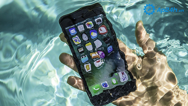 iPhone bị nhòe màu do rơi vào nước 