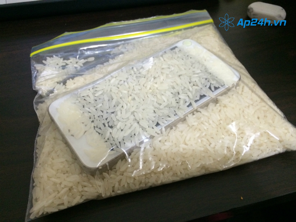 Ngâm thiết bị đã bị dính nước vào gạo là cách mà nhiều người dùng sử dụng 