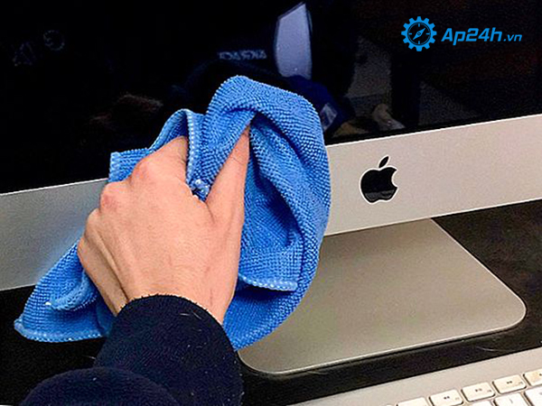 Dùng khăn sạch lau màn hình cho iMac